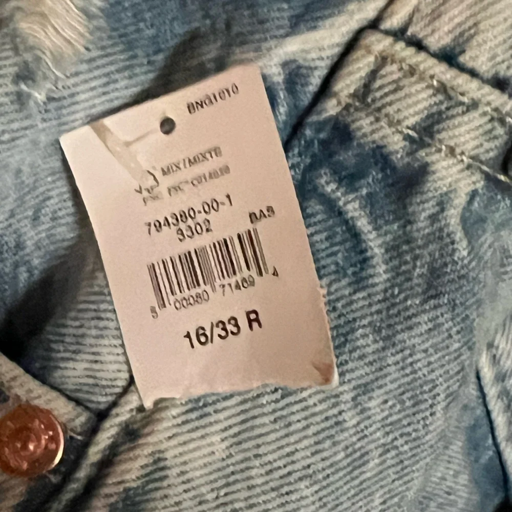 GAP Classic Blue Denim Shorts - Picture 4 of 4